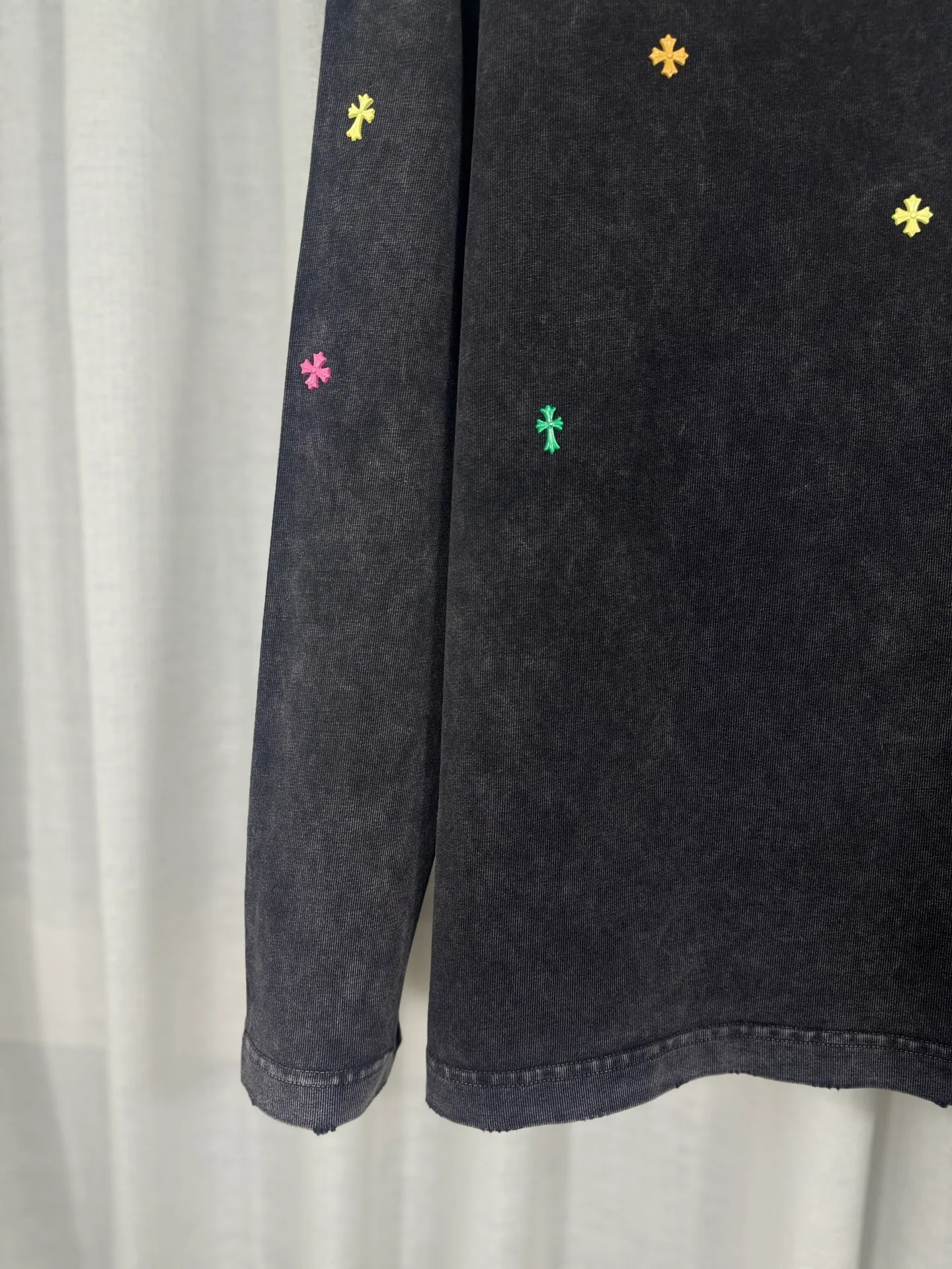 P250 top version, real shot without P, ​​different from market currency) 𝗖𝗵𝗿𝗼𝗺𝗲 𝗛𝗲𝗮𝗿𝘁𝘀/Cro Xin 2025 Autumn and Winter Starry Gypsophila Couple Casual Long Sleeve 👑The highest version! Customized fabric 320g fabric! Gypsophila cross hardware accessories, a hot-selling model at the counter, very comfortable to wear. Accessories: original molded and authenticated collar label ➕ 100% silk wash water label. Genuine purchase-grade original hangtag➕matching hanging rope➕3D hanging beads➕original packaging bag. Craftsmanship: The original version has consistent wiring! The highest version of the armhole matching technique! Color: Blue Black Size: S M L XL Style No.: 5173